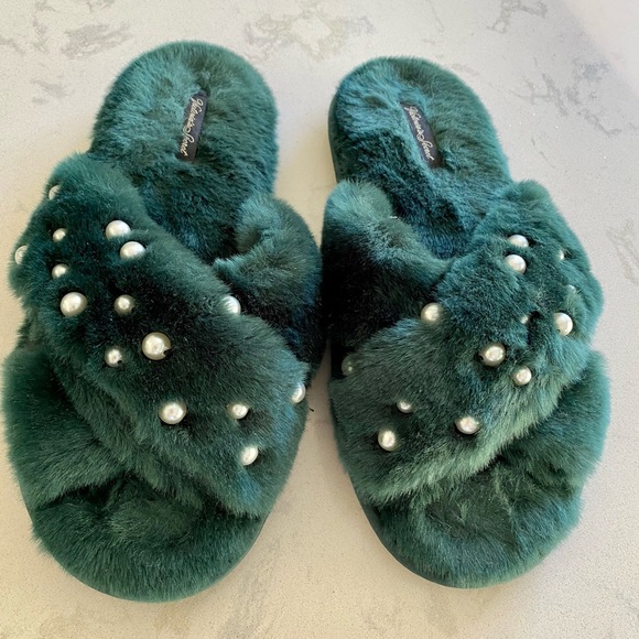 Victoria’s Secret Pearl Slippers - Picture 2 of 4